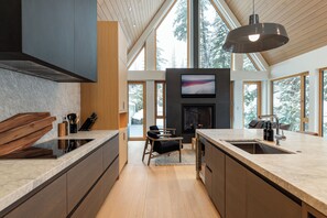 Interior - Luxury Ski-In/Ski-Out 6 BR/Hot Tub/Sauna/Gym/Private Gondola ❄︎Aurora Estate Kadenwood❄︎ (Whistler)