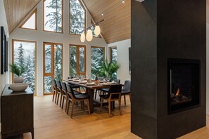 Dining - Luxury Ski-In/Ski-Out 6 BR/Hot Tub/Sauna/Gym/Private Gondola ❄︎Aurora Estate Kadenwood❄︎ (Whistler)