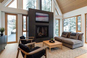 Smart TV, fireplace, stereo - Luxury Ski-In/Ski-Out 6 BR/Hot Tub/Sauna/Gym/Private Gondola ❄︎Aurora Estate Kadenwood❄︎ (Whistler)