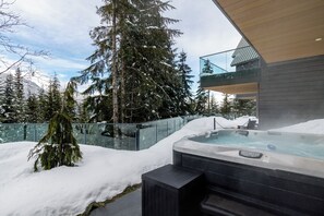 Outdoor spa tub - Luxury Ski-In/Ski-Out 6 BR/Hot Tub/Sauna/Gym/Private Gondola ❄︎Aurora Estate Kadenwood❄︎ (Whistler)