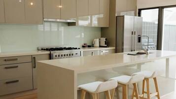 Een koelkast, een microgolfoven, een oven, een kookplaat