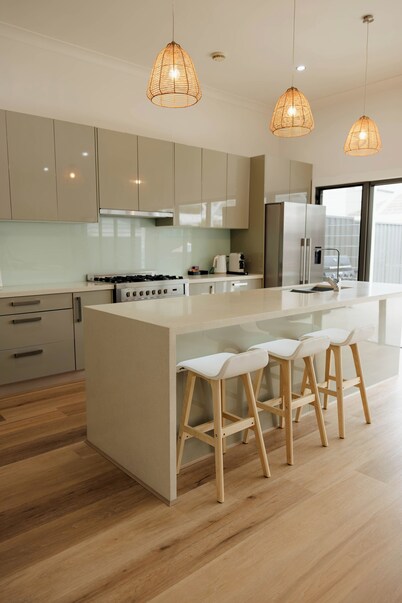 Vida Hamilton - 3 bed, 2 bath kids playground!