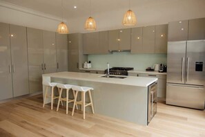 Fridge, microwave, oven, stovetop - Eat Street Family Retreat– 3Bed, 2Bath, Playground (Hamilton)