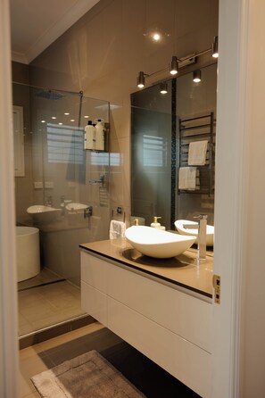 Douche, sĂšche-cheveux, serviettes fournies, savon