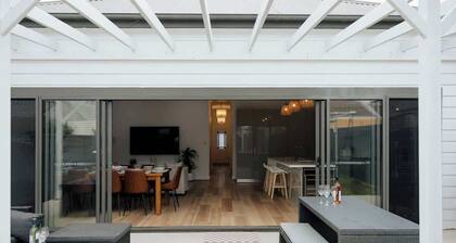 Eat Street Family Retreat 3Bed, 2Bath, Playground