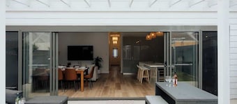 Eat Street Family Retreat 3Bed, 2Bath, Playground