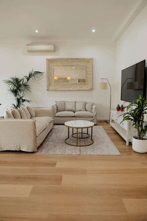 Smart TV - Eat Street Family Retreat– 3Bed, 2Bath, Playground (Hamilton)