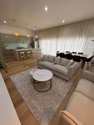 Eat Street Family Retreat 3Bed, 2Bath, Playground