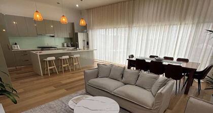 Eat Street Family Retreat 3Bed, 2Bath, Playground