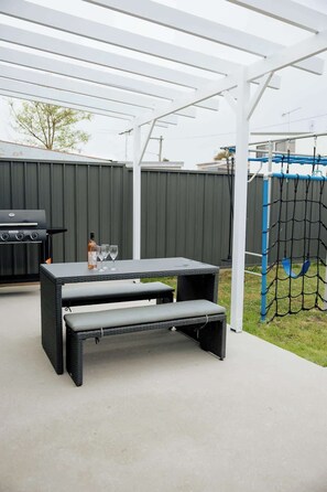 Outdoor dining - Eat Street Family Retreat– 3Bed, 2Bath, Playground (Hamilton)
