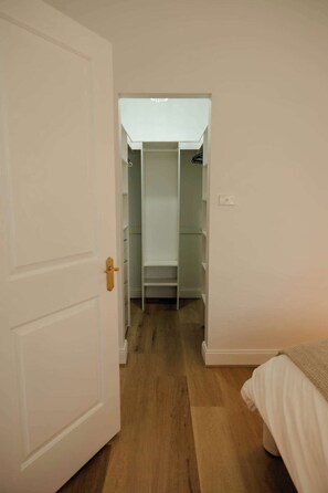 3 bedrooms, iron/ironing board, free WiFi, bed sheets - Eat Street Family Retreat– 3Bed, 2Bath, Playground (Hamilton)