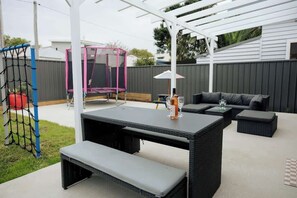 Outdoor dining - Eat Street Family Retreat– 3Bed, 2Bath, Playground (Hamilton)