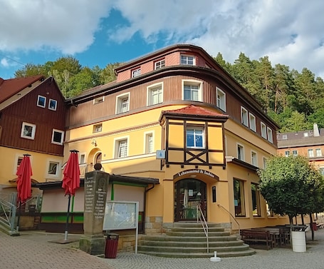外観. Stylish vacation apartment Zum Dorfladen Rathen in the heart of Saxon Switzerland
