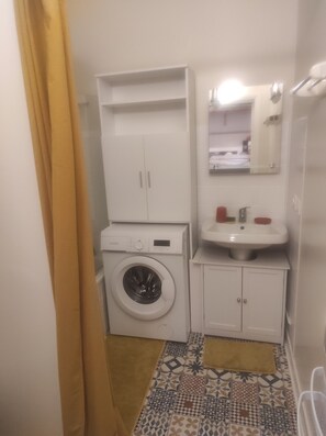 Hair dryer, soap, toilet paper - Stage 7 (Saint-Lary-Soulan)