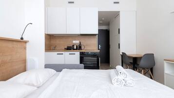 Desk, iron/ironing board, WiFi, bed sheets