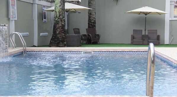 Swim-up bar - Prenox Hotel and Suites  (Benin City)