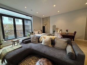 TV, books, stereo, offices - Stylish Studio in Hackney with Private Terrace (Greater London)