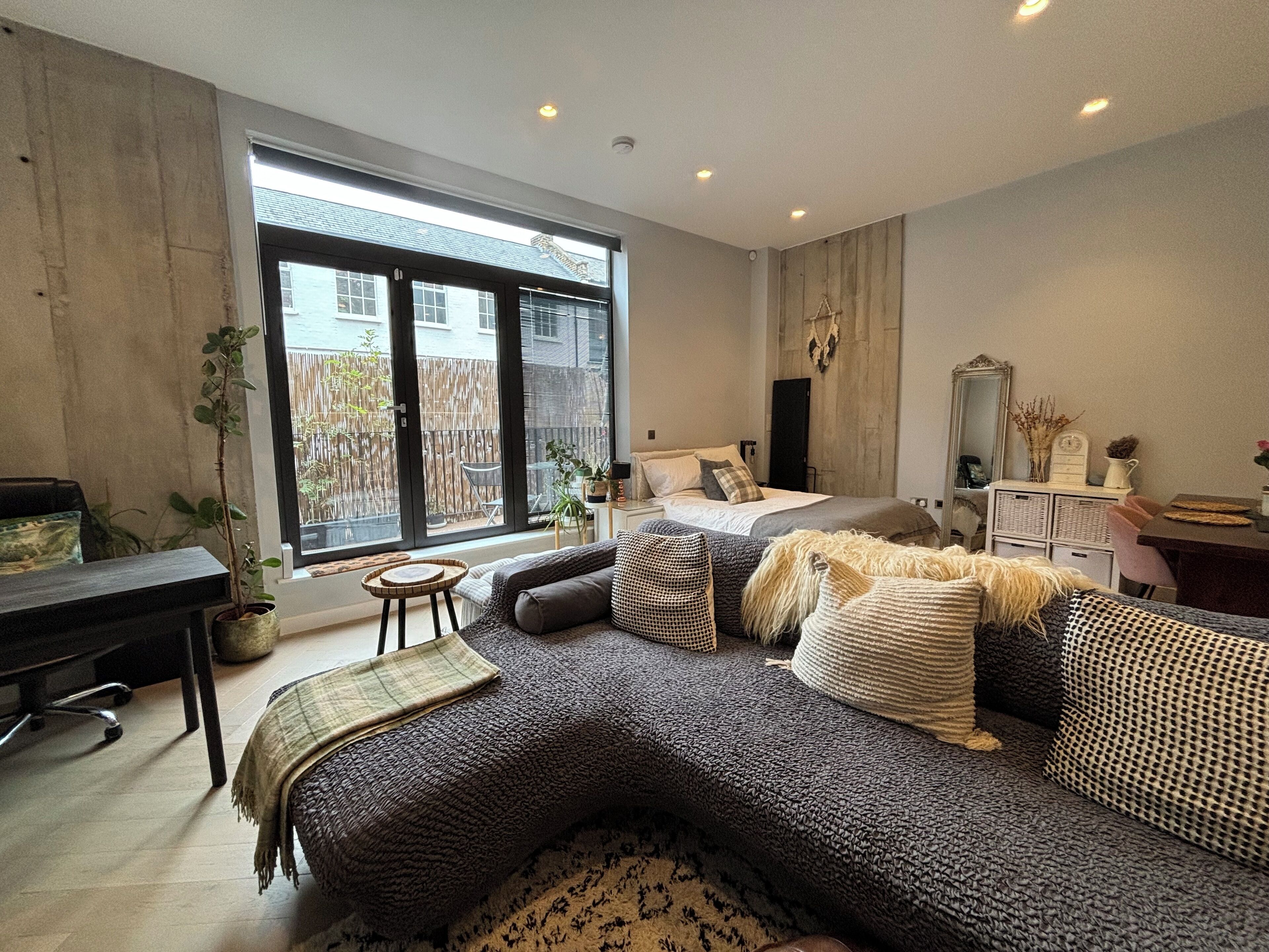 TV, libri, impianto stereo, studio