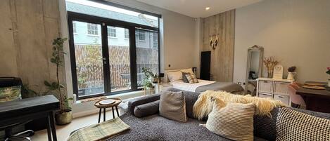 Een televisie, boeken, een stereo en een kantoor