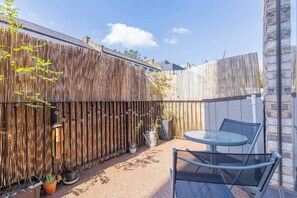 Outdoor dining - Stylish Studio in Hackney with Private Terrace (Greater London)