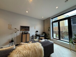 TV, books, stereo, offices - Stylish Studio in Hackney with Private Terrace (Greater London)