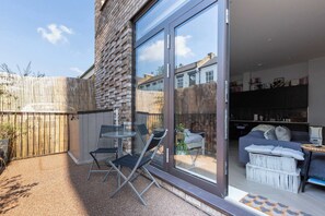 Outdoor dining - Stylish Studio in Hackney with Private Terrace (Greater London)