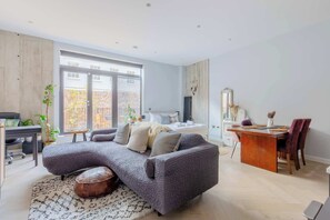 TV, books, stereo, offices - Stylish Studio in Hackney with Private Terrace (Greater London)