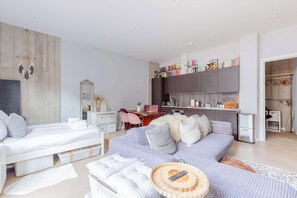 1 bedroom, desk, iron/ironing board, WiFi - Stylish Studio in Hackney with Private Terrace (Greater London)