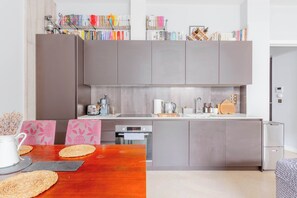 Coffee/tea maker, fridge, oven, stovetop - Stylish Studio in Hackney with Private Terrace (Greater London)