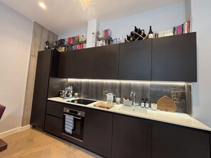Fridge, oven, stovetop, dishwasher - Stylish Studio in Hackney with Private Terrace (Greater London)