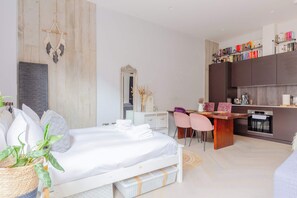 1 bedroom, desk, iron/ironing board, WiFi - Stylish Studio in Hackney with Private Terrace (Greater London)