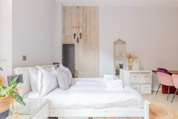 1 bedroom, desk, iron/ironing board, WiFi - Stylish Studio in Hackney with Private Terrace (Greater London)