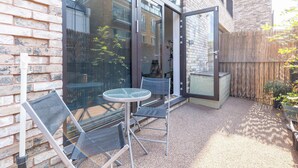 Unclassified image, 4 of 30, button - Stylish Studio in Hackney with Private Terrace (Greater London)