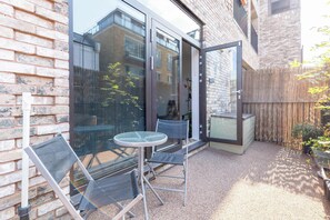 Outdoor dining - Stylish Studio in Hackney with Private Terrace (Greater London)