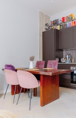 Dining - Stylish Studio in Hackney with Private Terrace (Greater London)