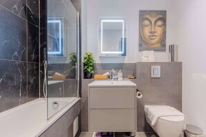 Shower, hair dryer, towels - Stylish Studio in Hackney with Private Terrace (Greater London)
