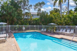 Pool - AMI's Salty Breeze: 5-min walk to Beach, community pool, relaxing decor (Holmes Beach)