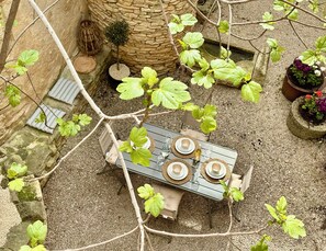 Outdoor dining - Charming 2-bedroom house in a historic and beautiful village (Venasque)