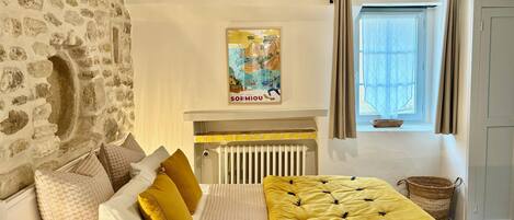 2 bedrooms, desk, iron/ironing board, WiFi