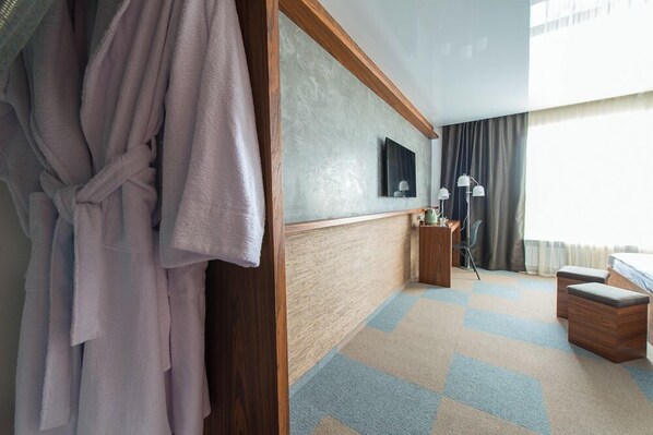 In-room safe, laptop workspace, blackout drapes, iron/ironing board