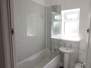 Hårføner, håndklær og toalettpapir