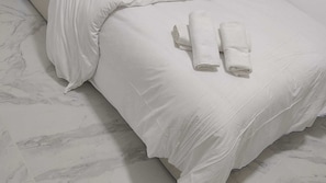 1 habitación, tabla de planchar con plancha y cuna de viaje