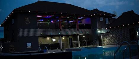 Fachada de la propiedad por la tarde o noche