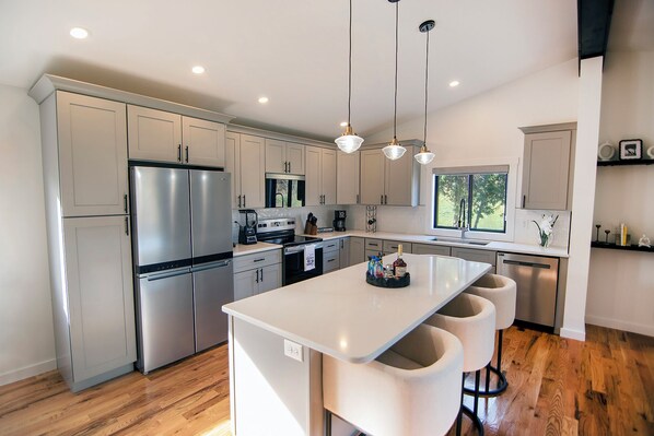 Kühlschrank, Mikrowelle, Ofen, Herdplatte