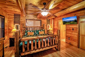 3 bedrooms, iron/ironing board, free WiFi, bed sheets - The Lodge: Outdoor Pool and Sports Bar, Theater (Sevierville)