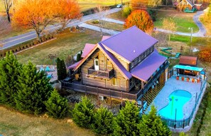 Exterior - The Lodge: Outdoor Pool and Sports Bar, Theater (Sevierville)