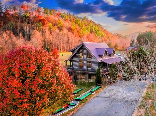 Exterior - The Lodge: Outdoor Pool and Sports Bar, Theater (Sevierville)