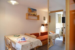 Unclassified image, 2 of 10, button - Ski-in/ski-out & foot of the slopes, 5th floor, view ski slopes, balcony, tv, 28m², La Plagne (La Plagne)