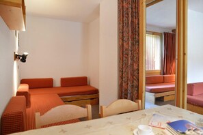Unclassified image, 5 of 10, button - Ski-in/ski-out & foot of the slopes, 5th floor, view ski slopes, balcony, tv, 28m², La Plagne (La Plagne)