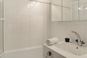 Unclassified image, 3 of 10, button - Ski-in/ski-out & foot of the slopes, 5th floor, view ski slopes, balcony, tv, 28m², La Plagne (La Plagne)